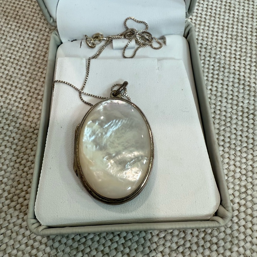 Elegant Silver Pendant Necklace
